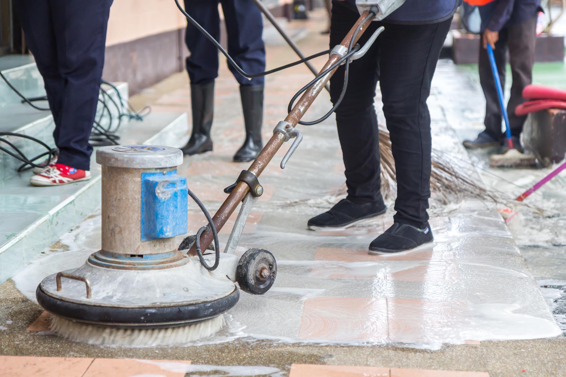 cleaning the floor with polishing machine